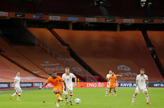 Hà Lan tung ra sân đội hình cực mạnh với các nhân tố như Memphis Depay, Georginio Wijnaldum, Frenkie de Jong, Nathan Ake, Virgil van Dijk.... Phía bên kia trận tuyến, Ba Lan không có sự phục vụ của chân sút số 1 Robert Lewandowski khi tiền đạo 32 tuổi được phép nghỉ bù vì tham dự trận chung kết Champions League 2019/2020.