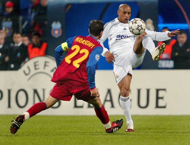 2. Roberto Carlos. Hậu vệ trái huyền thoại người Brazil nổi tiếng với những cú sút mạnh như búa bổ. Một cặp đùi to, săn chắc trở thành lý do chính giúp Carlos là hung thần với nhiều thủ môn đối phương. Carlos sở hữu 4 danh hiệu La Liga, 3 Champions League.