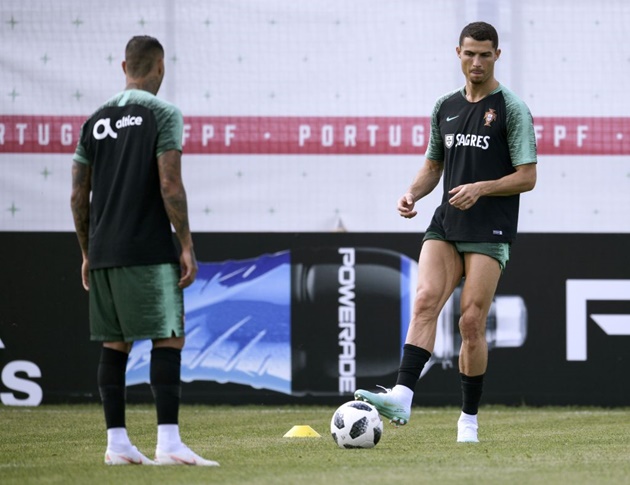 3. Cristiano Ronaldo. Siêu sao người Bồ Đào Nha luôn là tấm gương thay đổi vóc dáng cho nhiều cầu thủ. Sự chăm chỉ trong phòng gym giúp Ronaldo sở hữu đôi chân săn chắc và đầy mạnh mẽ.