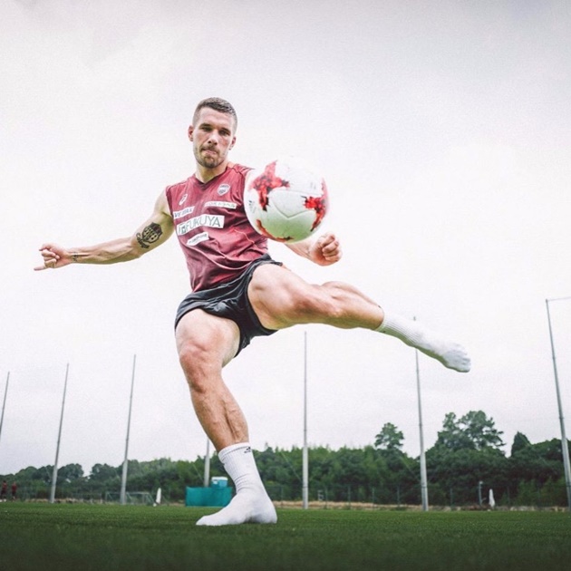 9. Lukas Podolski. Cựu sao Arsenal sở hữu những cú sút chân trái đầy uy lực. Nguyên nhân phần lớn đến từ đôi chân to, săn chắc của anh.