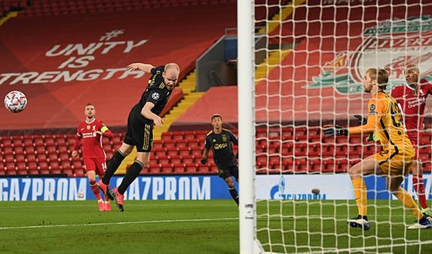 Klopp bất ngờ trao cơ hội cho tài năng trẻ 22 tuổi Caoimhin Kelleher bắt chính trong khung gỗ đội nhà thay Allison Becker. Ajax chủ động đẩy cao đội hình ngay sau tiếng còi khai cuộc. Davy Klaassen có liên tiếp 2 tình huống ngon ăn trước khung thành Liverpool nhưng không tận dụng thành công.