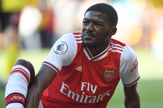 Hậu vệ phải: Ainsley Maitland-Niles (Arsenal). Tương lai của Maitland-Niles đang bị đặt dấu hỏi lớn trong màu áo Pháo thủ thành London. Thành tích yếu kém của Pháo thủ thời gian gần đây xuất phát một phần từ phong độ sa sút của nhiều cầu thủ và Maitland-Niles là một trong số đó.