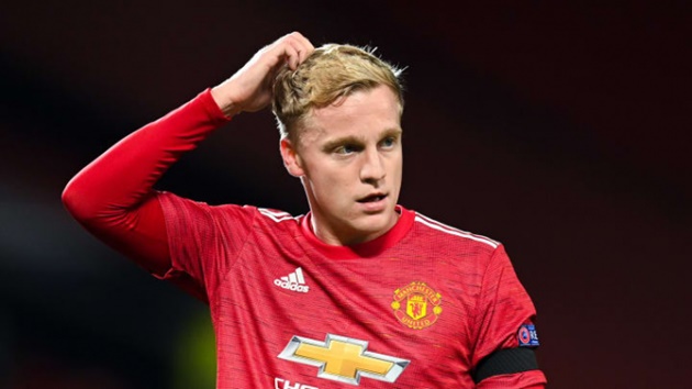 Tiền vệ: Donny van de Beek (Man United). Ngôi sao người Hà Lan không có nhiều đất diễn trong màu áo Quỷ đỏ mùa này. Van de Beek phải chiến đấu cho 1 suất đá chính thường xuyên nơi hàng tiền vệ bên cạnh Paul Pogba, Scott McTominay....