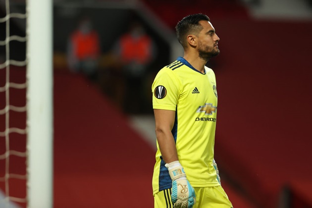 3. Sergio Romero. Thủ thành người Argentina vẫn là sự lựa chọn đáng tin cậy trong khung gỗ Man United. Tuy nhiên, anh chưa bao giờ chiếm trọn niềm tin của HLV Ole Gunnar Solskjær. Với sự góp mặt của Dean Henderson, cơ hội ra sân bắt chính của Romero càng bị thu hẹp đáng kể.