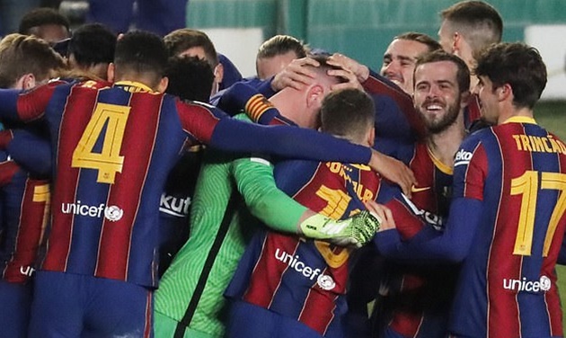 Barcelona chính thức giành vé vào chung kết Siêu cúp Tây Ban Nha sau chiến thắng nghẹt thở 3-2 ở loạt sút luân lưu trước Real Sociedad rạng sáng nay. Đội chủ sân Nou Camp tỏ ra vô cùng chật vật khi không có siêu sao Lionel Messi trong đội hình.