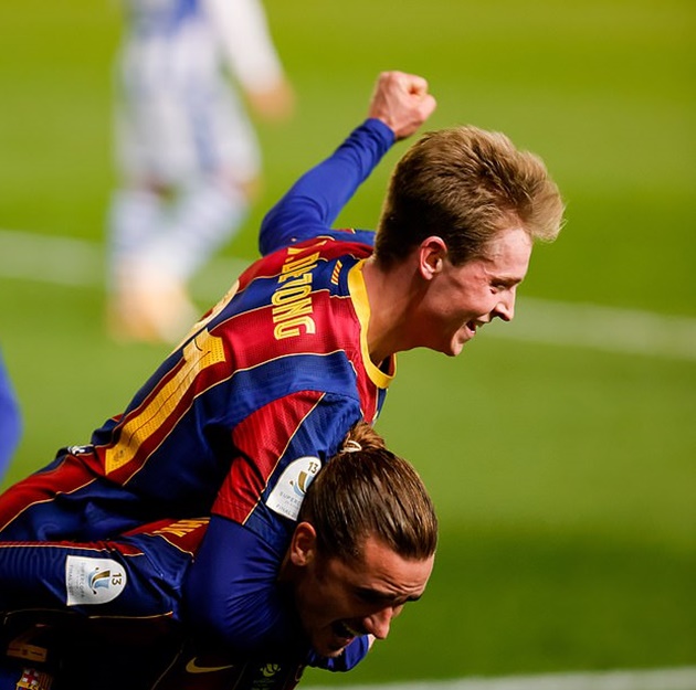 Tiền vệ Frenkie de Jong mở tỷ số trận đấu bằng tình huống đánh đầu cận thành chính xác sau pha kiến tạo của Antoine Griezman. Dù chiếm thời lượng kiểm soát bóng lên đến 63%, thế nhưng Barcelona vẫn gặp nhiều khó khăn trước Real Sociedad.