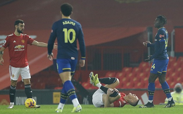 McTominay đau đớn sau tình huống chơi xấu từ đối phương. Các cầu thủ Man United phân bua với trọng tài chính và yêu cầu có tình huống thổi phạt dành cho sao mai bên phía Southampton.