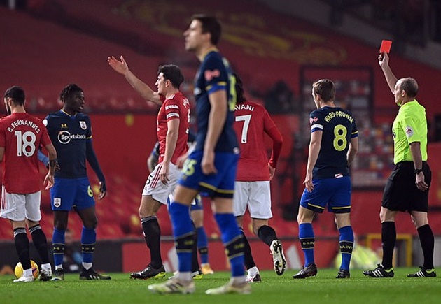 Trọng tài chính Mike Dean rút thẻ đỏ trực tiếp với tiền vệ Southampton. Alex Jankewitz xuất hiện vỏn vẹn 79 giây trên sân trước khi bị truất quyền thi đấu.