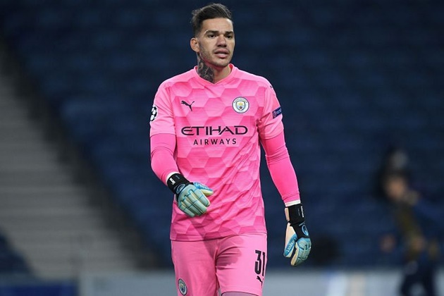 Thủ môn: Ederson Moraes (Man City). Ngôi sao người Brazil có 129 lần bắt chính tại Premier League, có 65 trận giữ sạch lưới, nhận 89 bàn thua. Đặt lên bàn cân so sánh, Ederson nhỉnh hơn Alisson Becker khi thủ thành Liverpool thường xuyên dính chấn thương ở mùa giải năm nay.