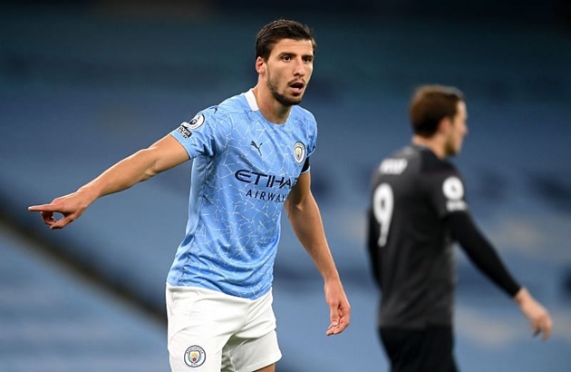 Trung vệ: Ruben Dias (Man City). Cựu sao Benfica mang đến chất thép, sự điềm tĩnh nơi hàng thủ đội chủ sân Etihad. Cầu thủ người Bồ Đào Nha nhanh chóng hòa nhập với môi trường mới, trở thành nhân tố then chốt nơi bộ tứ vệ Man City.