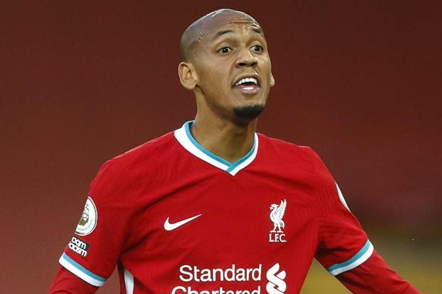 Trung vệ: Fabinho (Liverpool). Ở vai trò đóng thế "bất đắc dĩ", ngôi sao người Brazil có màn trình diễn ấn tượng kể từ đầu mùa giải 2020/2021 đến nay. Fabinho giúp các CĐV Liverpool tạm yên tâm khi Virgil van Dijk vắng mặt bởi chấn thương.