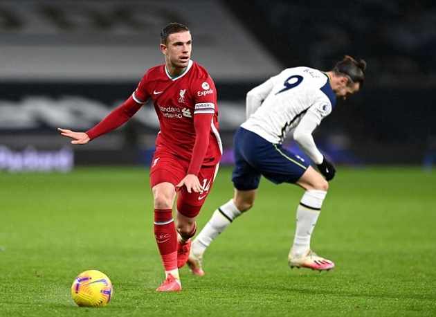 Tiền vệ trung tâm: Jordan Henderson (Liverpool). Tiền vệ người Anh đảm bảo khả năng thu hồi bóng, pressing, tranh chấp mạnh mẽ nơi tuyến giữa The Kop. Bên cạnh đó, Henderson còn đóng vai trò thủ lĩnh về khía cạnh tinh thần của Liverpool.