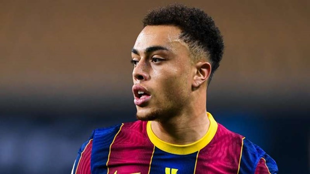 3. Sergino Dest (Barcelona). Barcelona đã trả 18.9 triệu bảng để sở hữu Dest từ Ajax mùa hè năm ngoái. Hậu vệ người Mỹ có màn trình diễn tương đối ấn tượng ở vị trí hậu vệ phải. Anh hứa hẹn mang đến làn gió mới mẻ cho đội chủ sân Nou Camp.