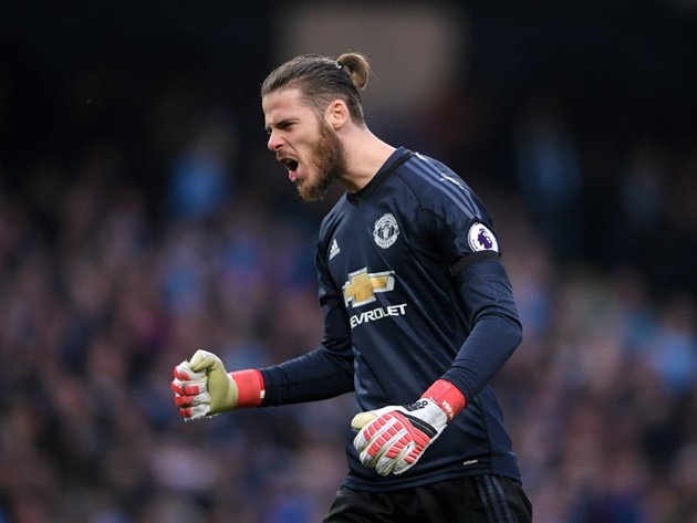 Thủ môn: David de Gea. De Gea là thủ thành số 1 trong khung gỗ Man United xuyên suốt thời gian dài. So với những Edouard Mendy hay Kepa Arrizabalaga, ngôi sao người Tây Ban Nha được đánh giá cao hơn hẳn bởi tài năng và kinh nghiệm.