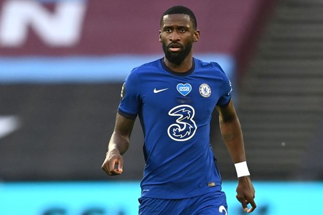 Trung vệ: Antonio Rudiger. Ngôi sao người Đức có sự hồi sinh ngoạn mục khi Thomas Tuchel thay thế Frank Lampard. Rudiger là nhân tố then chốt nơi hàng thủ 3 người của The Blues.