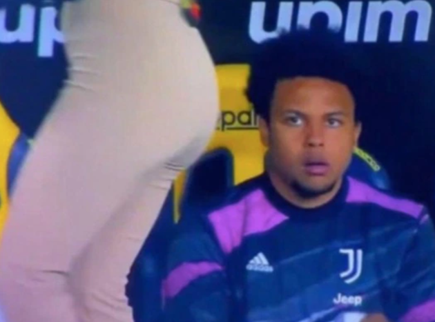 Tài năng trẻ người Mỹ Weston McKennie trở thành tâm điểm chế giễu của cộng đồng mạng sau khi bức ảnh anh nhìn chằm chằm vào nữ phóng viên Diletta Leotta bị phát tán. Người đẹp gợi cảm dẫn các chương trình bóng đá Ý trên kênh truyền hình DAZN.