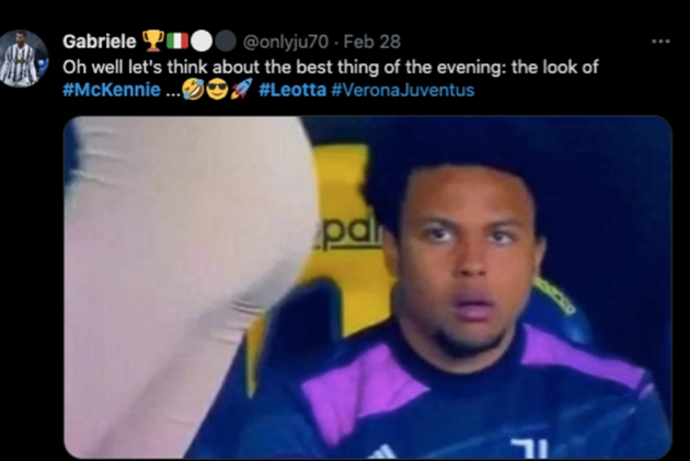 Hình ảnh ngôi sao Juventus nhìn đắm đuối nữ phóng viên được lan truyền với tốc độ chóng mặt trên mạng Twitter.