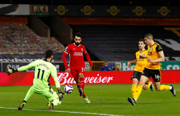 Salah sút tung lưới Liverpool nhưng bàn thắng không được công nhận.