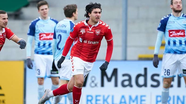 7. Wahid Faghir (Đan Mạch). Tiền đạo 17 tuổi được ví von là phiên bản Zlatan Ibrahimovic của bóng đá Đan Mạch. Faghir đóng góp 5 bàn thắng và 2 kiến tạo trong màu áo CLB Vejle mùa giải 2020/2021. Ajax, Leicester City và Wolves đều mong muốn có được chữ ký của Faghir.