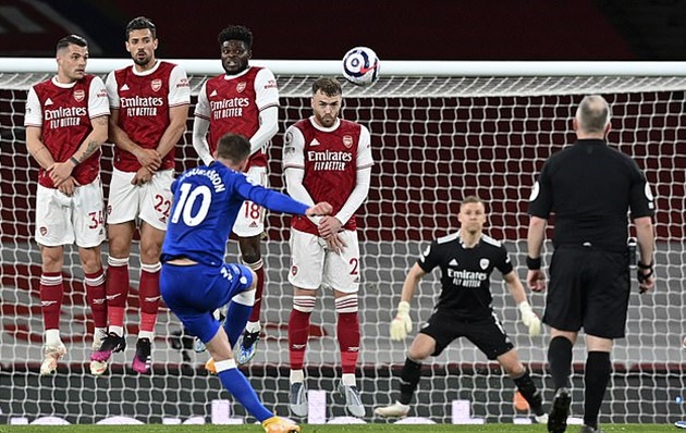 Tham vọng giành 1 suất trong Top 4 Premier League mùa này của Arsenal gần như tan thành mây khói sau trận thua 0-1 trước Everton. Bàn thua duy nhất ở phút 76 khiến đội chủ sân Emirates nhận kết quả cay đắng. Khoảng cách giữa Arsenal và đội đứng thứ 4 Chelsea được nâng lên thành 9 điểm.