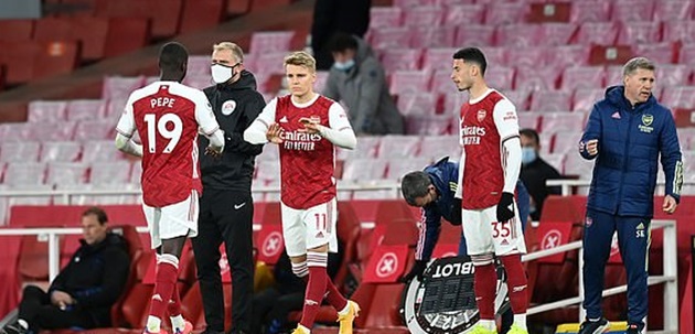 Sự góp mặt của Martin Odegaard và Gabriel Martinelli từ băng ghế dự bị không thể giúp Arsenal lật ngược tình thế.