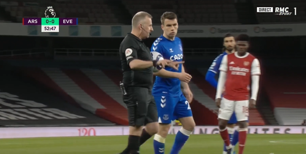 Sau khi tham khảo VAR, vị vua áo đen không cho Arsenal hưởng 11m.