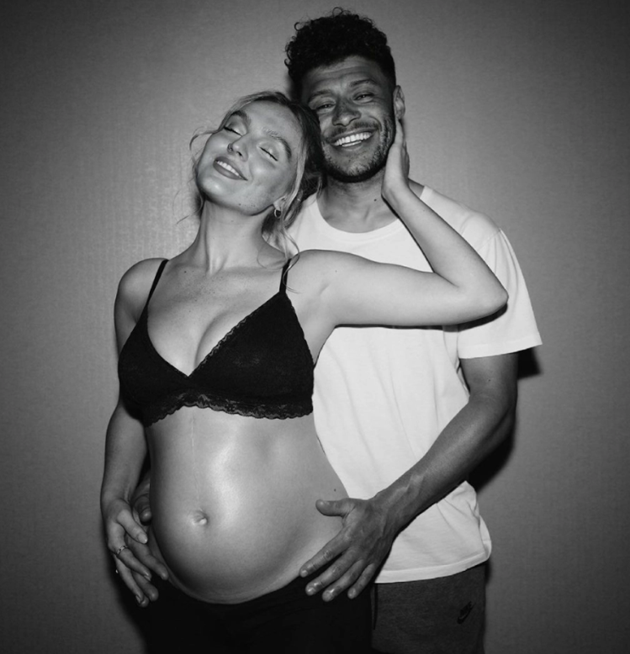 Theo báo chí xứ sương mù, ngôi sao Liverpool cùng bạn gái Perrie Edwards chuẩn bị chào đón đứa con đầu lòng cùng nhau. Cặp đôi chia sẻ những ngày tháng hạnh phúc, đầy ý nghĩa lên mạng xã hội Instagram.