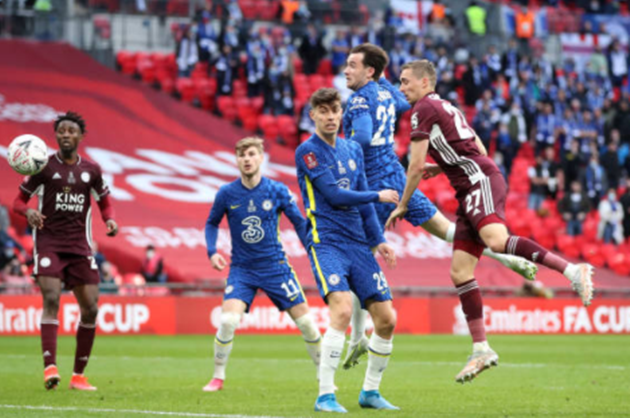 Ben Chilwell đánh đầu nguy hiểm.