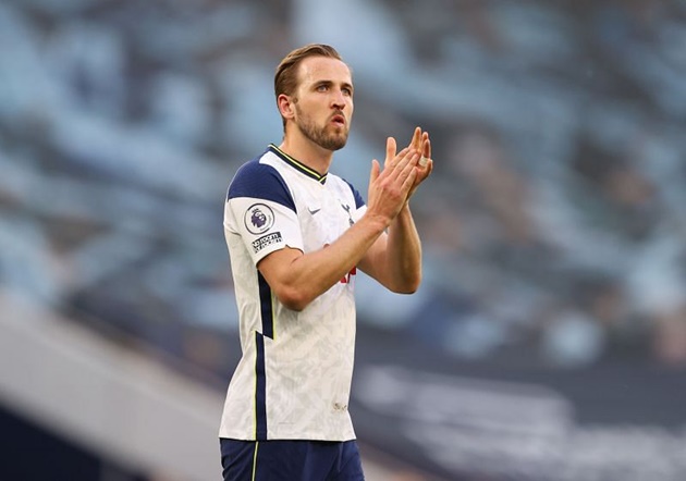 3. Harry Kane - Tottenham Hotspur. Tiền đạo người Anh là niềm hy vọng số 1 trên hàng công Gà trống mùa giải năm nay. Dù đối mặt với chấn thương, thế nhưng Kane vẫn sở hữu thành tích sút tung lưới đối phương đáng nể: 23 bàn thắng. Kane chính là chủ nhân danh hiệu Vua phá lưới Premier League.