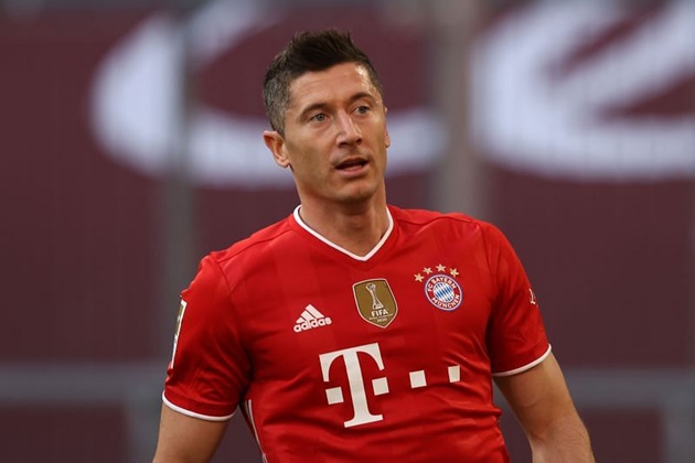 2. Robert Lewandowski - Bayern Munich. Ở tuổi 32, sát thủ khét tiếng người Ba Lan vẫn duy trì hiệu suất ghi bàn khủng: 41 bàn thắng, 7 kiến tạo ở Bundesliga. Lewandowski góp công lớn giúp Hùm xám xứ Bavaria giành chức vô địch quốc gia Đức lần thứ 30 trong lịch sử.