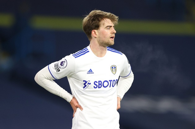 Tiền đạo cắm: Patrick Bamford. Bamford là sự vắng mặt đáng tiếc của Tam Sư khi anh tỏa sáng trong màu áo Leeds United: 17 bàn thắng và 8 đường chuyền thành bàn.