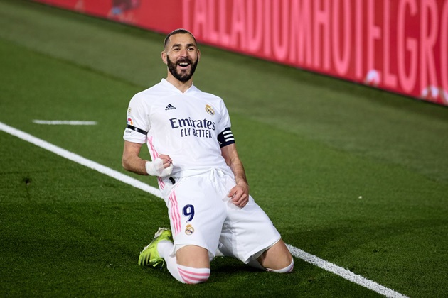 Tiền đạo cắm: Karim Benzema. Benzema là cây săn bàn cự phách tại La Liga lẫn châu Âu. Hàng công của Real sẽ vô cùng đáng sợ nếu hình thành nên bộ ba: Ronaldo - Benzema - Mbappe.