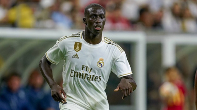 Hậu vệ trái: Ferland Mendy. Mendy đảm bảo sự vững chắc, an toàn cho hành lang cánh trái đội nhà. Cựu sao Lyon cho thấy sự tiến bộ vượt bậc thời gian qua. Nguồn năng lượng dồi dào cho phép anh lên công về thủ xuyên suốt 90 phút.