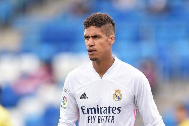 Trung vệ: Raphael Varane. Real Madrid sẽ làm mọi cách để giữ chân nhà vô địch thế giới 2018. Nếu tiếp tục ở lại SVĐ Santiago Bernabeu, Varane sẽ là nhân tố then chốt nơi trung tâm hệ thống phòng ngự đội nhà. Tuyển thủ quốc gia Pháp được giới chuyên môn dự đoán là thủ lĩnh hàng thủ Real thay thế cho Sergio Ramos.