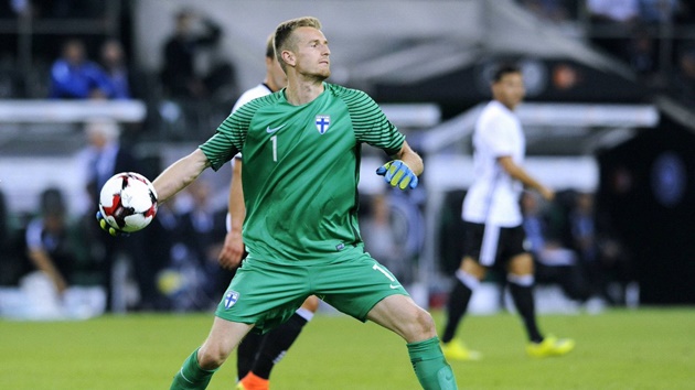 10. Lukas Hradecky - Phần Lan. Hradecky hứa hẹn đóng vai trò trụ cột trong khung gỗ Phần Lan mùa hè này. Ngôi sao Bayer Leverkusen trải qua mùa giải chói sáng tại Bundesliga mùa này với 8 trận giữ sạch lưới, 56 pha cứu thua thành công.