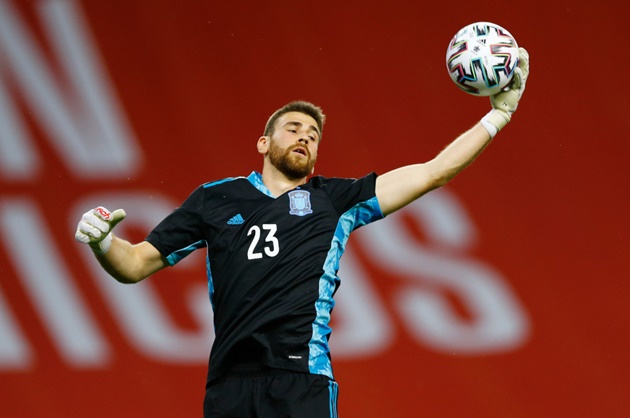 7. Unai Simon - Tây Ban Nha. Simon là sự lựa chọn đáng tin cậy với HLV Luis Enrique ở vị trí người gác đền tại EURO 2020. Điểm hạn chế lớn của Simon so với De Gea nằm ở kinh nghiệm thi đấu đỉnh cao ít ỏi. Mùa hè này là cơ hội tốt để anh chứng minh giá trị.