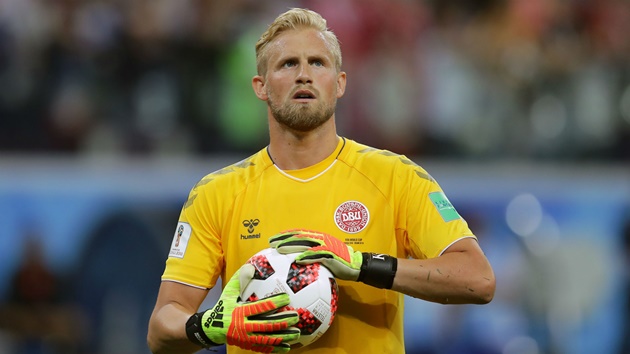 6. Kasper Schmeichel - Đan Mạch. Schmeichel là chốt chặn số 1 trong khung gỗ ĐTQG Đan Mạch thời điểm hiện tại. Thủ thành 34 tuổi có màn trình diễn chói sáng ở trận chung kết FA Cup giữa Leicester City và Chelsea.