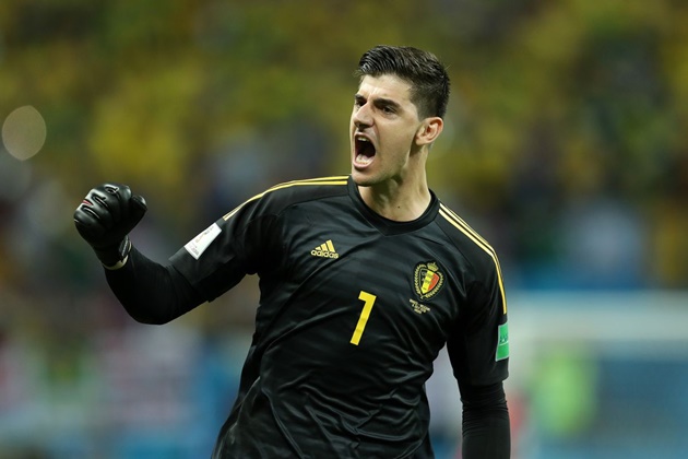 2. Thibaut Courtois - Bỉ. Sau khởi đầu khó khăn, Courtois dần khẳng định chỗ đứng trong màu áo Real Madrid. Hè này, cựu sao Chelsea trở thành niềm hy vọng trong khung gỗ của tuyển Bỉ với phản xạ nhanh nhẹn, khả năng làm chủ vòng cấm địa.
