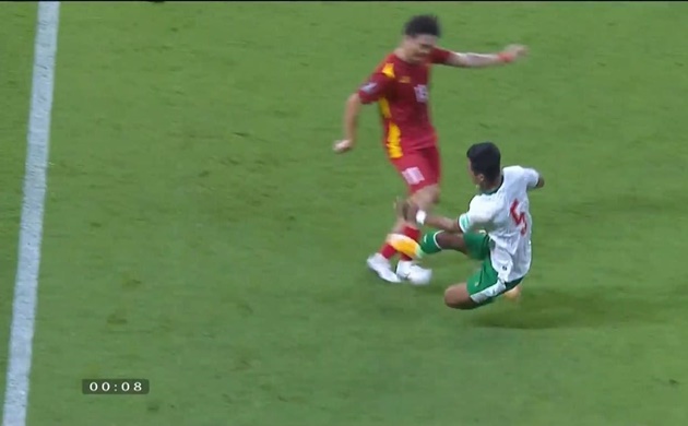 Tuấn Anh liên tục bị phạm lỗi.