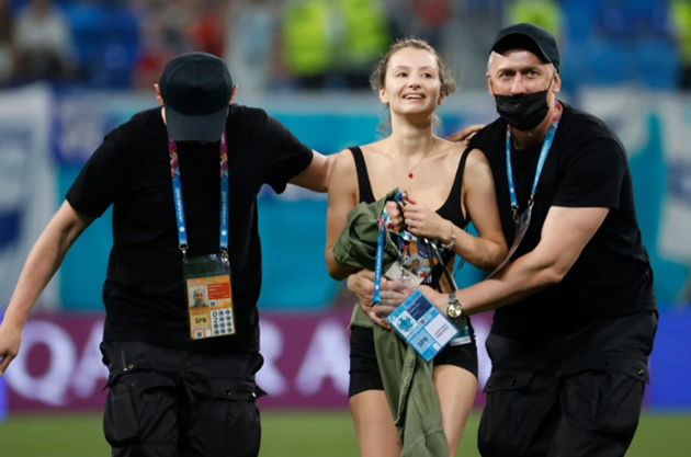 Lực lượng an ninh nhanh chóng vào sân để đưa người phụ nữ ra ngoài. Trận đấu diễn ra bình thường ngay sau đó. Đồng tiền kỹ thuật số phát triển rầm rộ trên thế giới thời gian qua.