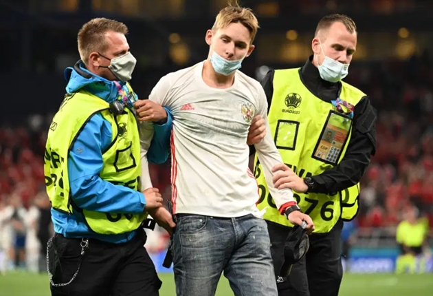 Điều tương tự xảy ra ở trận đấu giữa Đan Mạch và Nga. Một thanh niên chạy vào sân khi màn so tài giữa hai đội đang diễn ra.