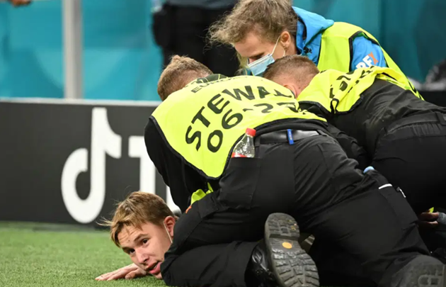 Ba nhân viên an ninh nhanh chóng kiểm soát tình hình. Kết quả chung cuộc, Đan Mạch giành chiến thắng tưng bừng 4-1 trước Nga. Với kết quả này, Đan Mạch chính thức đoạt vé vào vòng 1/8 tại bảng B sau đội tuyển Bỉ. Đan Mạch xếp thứ 2, đứng trên Phần Lan nhờ hơn hiệu số bàn thắng bại.