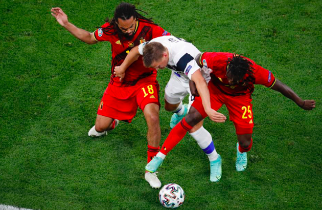 Trong khi đó, Bỉ xuất sắc vượt qua Phần Lan với tỷ số 2-0 sau 90 phút. Như vậy, đoàn quân HLV Roberto Martinez toàn thắng ở cả 3 trận vòng bảng, giành 9 điểm tuyệt đối.