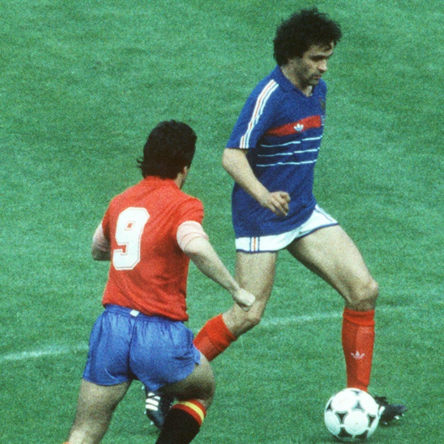 Huyền thoại Platini trong màu áo tuyển Pháp.