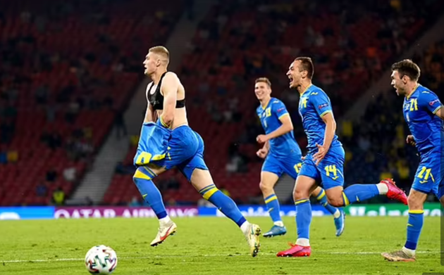 Tuyển Ukraina xuất sắc đánh bại Thụy Điển ở trận đấu cuối cùng vòng 1/8 EURO 2020. Hai bàn thắng của Oleksandr Zinchenko và Artem Dovbyk giúp Ukraina giành chiến thắng chung cuộc 2-1. Như vậy, thầy trò HLV Andriy Shevchenko sẽ đối đầu với tuyển Anh tại vòng tứ kết sắp tới.