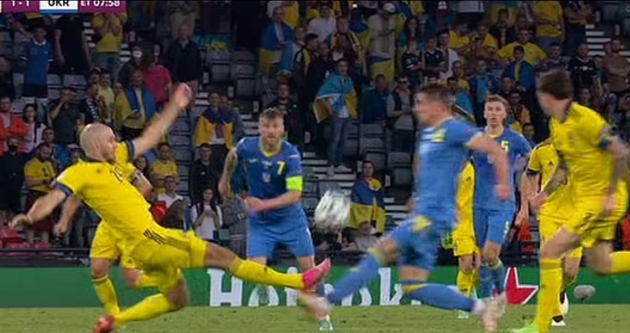 Thụy Điển và Ukraina hòa 1-1 sau 90 phút. Hai đội bước vào 30 phút thi đấu của 2 hiệp phụ. Bước ngoặt xảy ra ở phút 99. Trung vệ Marcus Danielsson có tình huống vào bóng thô bạo với Artem Besedin bên phía Ukraina.