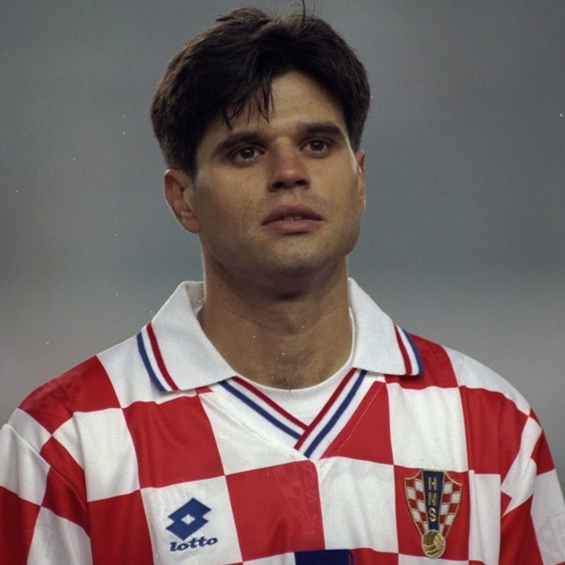 3.  Aljosa Asanovic - EURO 1996. Asanovic là ngôi sao sáng của tuyển Croatia tại EURO 1996 khi đội nhà lọt đến vòng tứ kết giải đấu. Cựu danh thủ là người tiên phong trong phong trào giúp đỡ những đứa trẻ mồ côi, bất hạnh.
