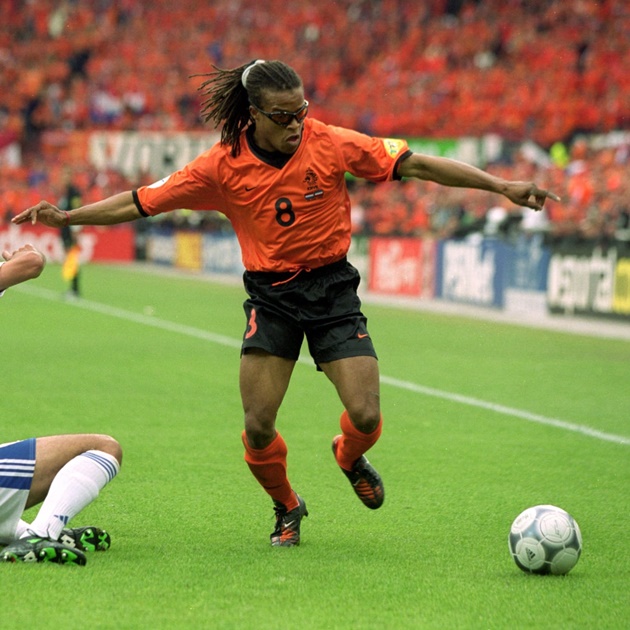 8. Edgar Davids - EURO 2000. Chiếc kính bảo hộ giúp Davids nổi bật khi khoác lên mình màu áo tuyển Hà Lan. Cơn lốc màu da cam lọt đến vòng bán kết trước khi phải dừng bước trước Ý sau loạt sút luân lưu.