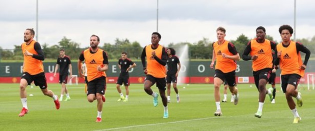 Mata tập luyện cùng các cầu thủ trẻ.