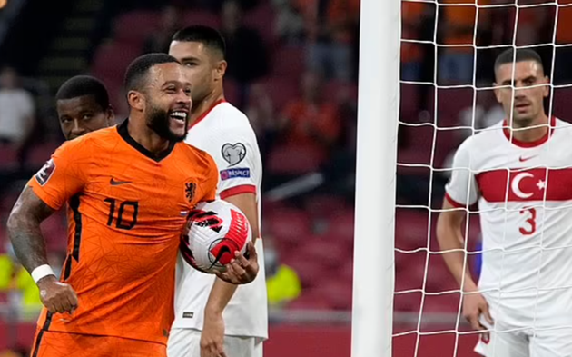 Depay tỏa sáng với cú hattrick.